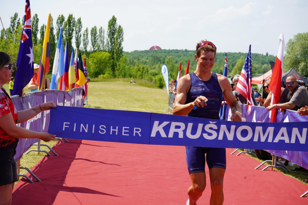 Lukáš Kočař v cíli Krušnoman Cross Triathlon Most 2025. Foto: triatlon.cz