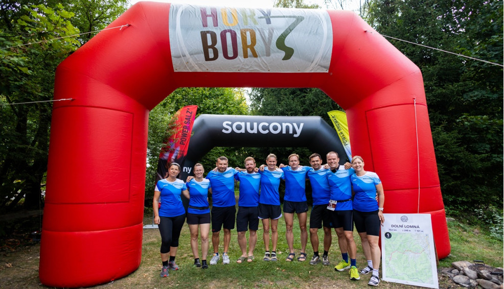 Tým v závodu HoryBory v oblečení od ATEX.